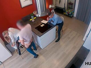 हंट4क, वह टाइट आउटफिट्स और सेक्सी लिंगरी में रॉक करती है और अपनी स्किल्स शो करती है