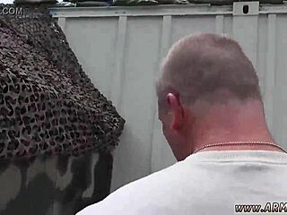 यंग 18+ लड़के, गे ग्लोरी होल एक्शन के लिए नंगे हो जाओ