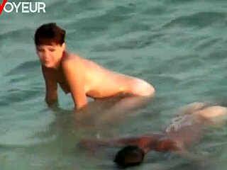 बीच वॉयर कपल स्वैलो करने के बजाय बॉडी कमशॉट के साथ गर्म हो जाता है