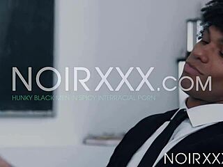 एबोनी स्टड्स एड्रियन हार्ट टोनी जीनियस जोरदार ठोकते