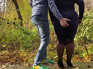 कर्वी मदर-इन-लॉ स्टॉकिंग्स में स्लिप करती है रोलप्ले फन के लिए