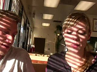 सफेद 18+ लड़की को दो लड़कों ने आउटडोर चोदा, कितना क्रेजी! 😱