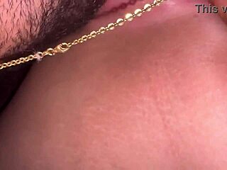 लोइरा एलाइन नोवाक आउटडोर में पाउ चूसती है