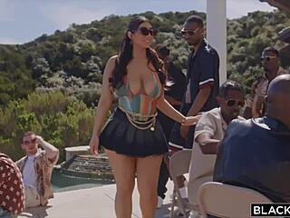 ब्लैक्ड वायलेट मायर्स पहली गैंगबैंग में 8 बीबीसी संभालती है