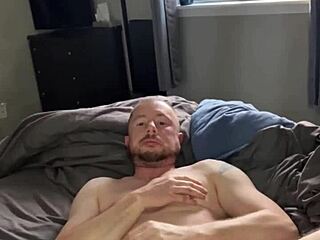 सेक्सी लड़का मेल पैंटी में ह्यूज लोड से रॉक करता है