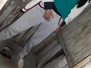 पड़ोसी को स्ट्रीट टॉयलेट में मस्ती करते पकड़ा और साथ हो लिया