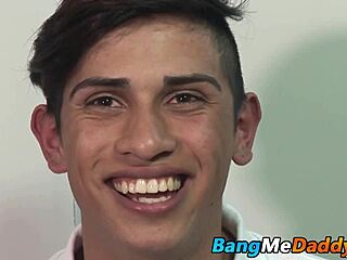 बेयरबैक ट्विंक दो हार्ड डैडी कॉक्स चूसता है और चोदाई खाता है