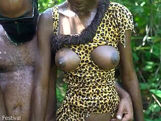 दो अफ्रीकन ट्राइब लड़कियां जंगल में गांव के चीफ के साथ मस्ती करती हैं