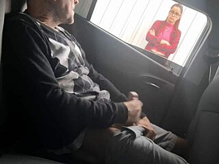 खतरनाक सार्वजनिक सड़क पर हस्तमैथुन, एक छात्रा के लिए जो मेरे लंड से प्यार करती थी। बाहर ऐसा करने का यकीन नहीं होता!