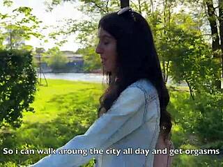 गर्लफ्रेंड पब्लिक पार्क में टॉय कंट्रोल से जोरदार ऑर्गेज्म, Flirtwithsb के साथ - यकीन नहीं होता ना?