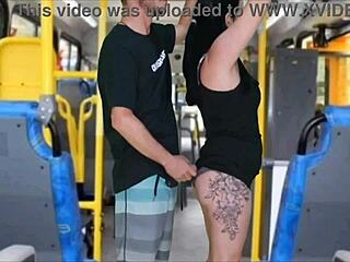 बस में अजीब पब्लिक हरकत, आदमी ब्रूनेट की स्कर्ट पर रगड़ते हुए झड़ गया