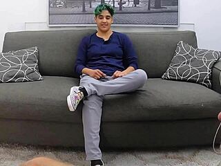 क्वीयर टीन 18+ की पहली ऑन-कैमरा असहोल पाउंडिंग सबको शॉक देती है। देखो वह सब लेती है!