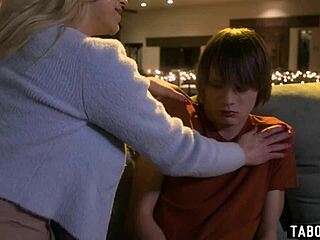 स्टेपमॉम स्पेंसर स्कॉट ने स्टेपसन को टैबू प्यार दिया बड़े बूब्स के साथ