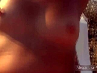 पब्लिक ऑर्गी में मिल्फ की बड़ी चूचियों पर कम से तरबतर