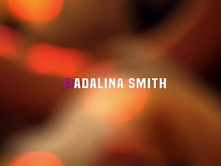 हॉट ब्लोंड जोर से कराहती है BBC को टीवी पर देखकर मस्ती करते हुए।