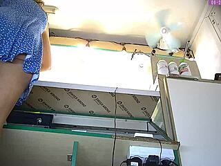 सेक्सी ब्लॉन्ड स्टीप सिस अपस्कर्ट वर्क वॉयर कैम 😍