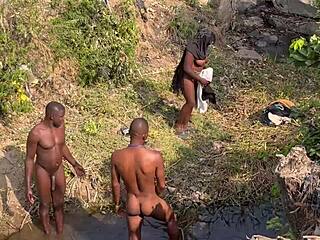 मैंने देखा 2 अजनबी बारी-बारी से इस 18+ गांव की लड़की को नदी किनारे ठोक रहे थे