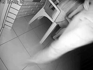 दोस्त की बीवी की गांड मारी और मुंह में झड़ गया