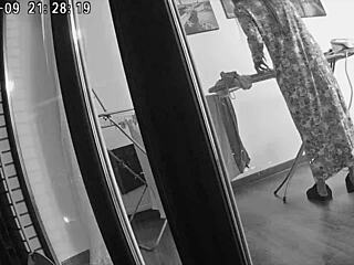 चीटिंग वाइफ हसबैंड के दूर रहते हुए फ्रेंड को चोदती है