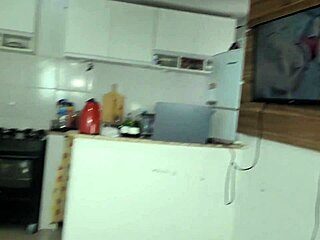 सफादा ने मुझे मुठ मारते पकड़ा और वाइल्ड सेक्स के लिए कूद पड़ी