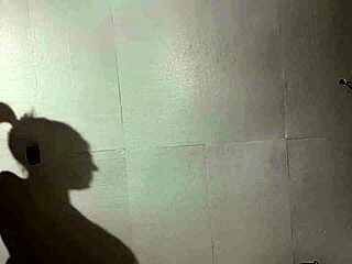 पेंटर लड़की काम करते समय गांद और पस्सी में स्लैम हुई!