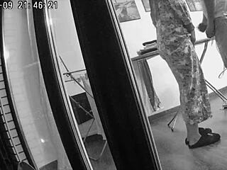 चीटिंग वाइफ हसबैंड के दूर रहते हुए फ्रेंड को चोदती है