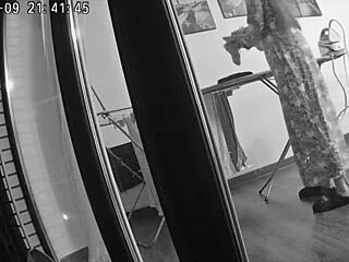 चीटिंग वाइफ हसबैंड के दूर रहते हुए फ्रेंड को चोदती है