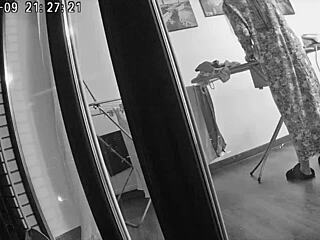 चीटिंग वाइफ हसबैंड के दूर रहते हुए फ्रेंड को चोदती है