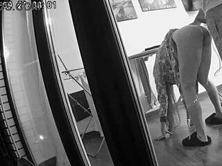 चीटिंग वाइफ हसबैंड के दूर रहते हुए फ्रेंड को चोदती है