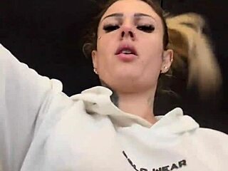 Sapatona Fica com Muito Tesão na Academia Vendo Mulheres e Homens Vendo Sua Camisa Transparente Mostrando os Seus Bicos do Peito Suado e Duro