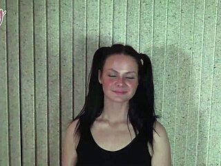 किंकी डेजी गार्सिया ब्रोगन को चीरलीडर स्क्वाड स्पॉट के लिए जोर से चोदती है