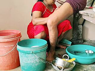 देसी मॉम्स ने पड़ोसी लड़कों के साथ रफ एक्शन में मस्ती की!