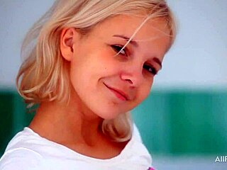 मैं सिर्फ एक इनोसेंट ब्लॉन्ड टीन 18+ हूं, लेकिन सोलो ऑर्गेज्म के लिए टेम्प्टेड।