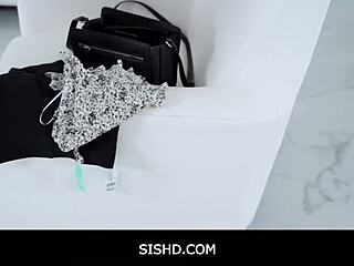 रेडहेड बेस ने ऑनलाइन बेचने को वीडियो बनाया चुदाई वाला