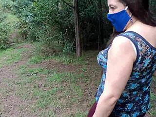 एमेच्योर सौतेली माँ बाहर सौतेले बेटे के साथ बूब्स और बड़ी चूत दिखाती है