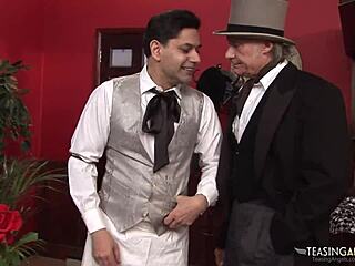 अमेजिंग मेड उन स्वादिष्ट लंडों को दूसरे बेब के साथ शेयर करना पसंद करती है सोफे पर