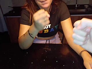 Colombian Stepmom Artemisa के साथ हॉट गेम खेलना है?