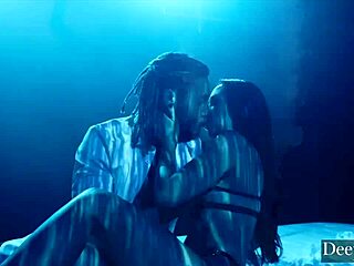 डीपर: खूबसूरत सारा इलस्ट्रेट्स ने डोम को मिशनरी और राइडिंग में सबमिट किया