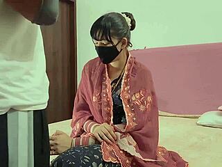 नई शादीशुदा लड़की पहली सुहागरात पर डॉगी स्टाइल का मज़ा लेती है