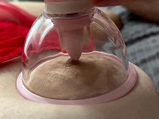 अरे, उस वैक्यूम टंग ने मेरी बड़ी निपल्स को कितना मीठा चाटा?