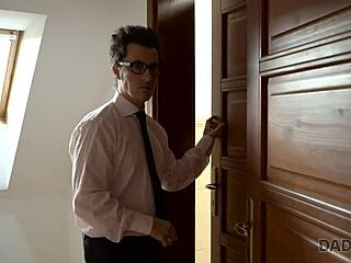 डैडी4के पुराना स्टेप डैड सुबह सेक्स में यंग 18+ ब्लॉन्ड गर्लफ्रेंड को सेड्यूस करता है