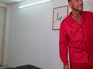 दो मसाज थेरेपिस्ट बहुत हॉर्नी लातीना दिलान क्लाविजो को फक करते हैं – क्या वो हैंडल कर सकती है?