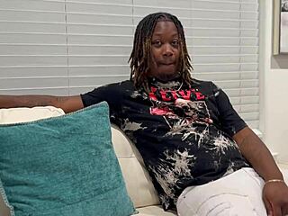 डिलीवरी गाय हॉर्नी कस्टमर से ट्रैप्ड स्टिकी सेडक्शन में।