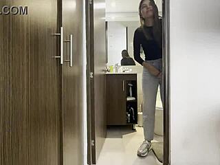 पति के दोस्त के साथ बाथरूम में की जमकर मस्ती, बर्थडे पर हुआ धमाल!