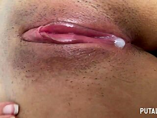 मरीना गोल्ड पिओलिना के रूप में ड्रेस करती है और पुटालोकुरा में कुम निगलती है