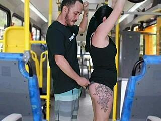 अरे, देखो ये creepy बूढ़ा लड़का बस में ब्रूनेट पर हिलवा रहा है?