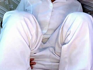 डेम, यह नर्सिंग स्टूडेंट ने मुझे यूनिफॉर्म में चोदने के लिए बुलाया!