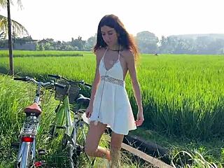 वाह! प्यारी धान चुनने वाली ने आउटडोर सेक्स पेमेंट चुना!