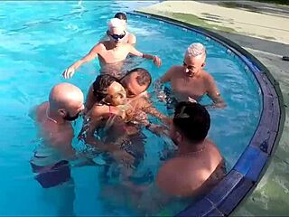 मेरा पहला गैंगबैंग मजेदार था, मैंने अपना कूल और चूत बहुत दिया