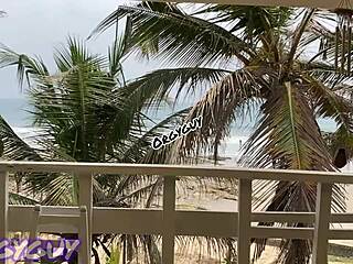 एबोनी वाइफ ने बीच हाउस पर टाइट पुसी फ्लैश की